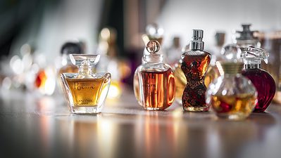 Dlaczego niektóre perfumy utrzymują się dłużej niż inne